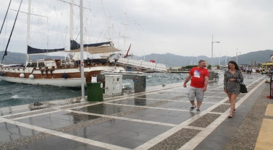 Marmaris'te lodos hayatı olumsuz etkiledi