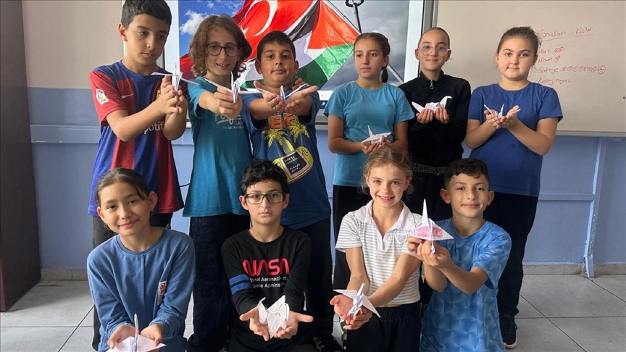 Marmaris'te ortaokul öğrencilerinden Gazze'ye turna kuşuyla barış mesajı