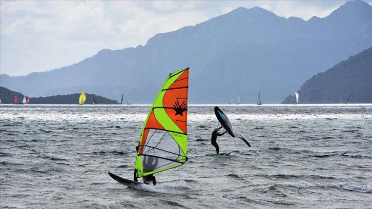 Marmaris'te adrenalin tutkunları keşişlemede sörf yaptı