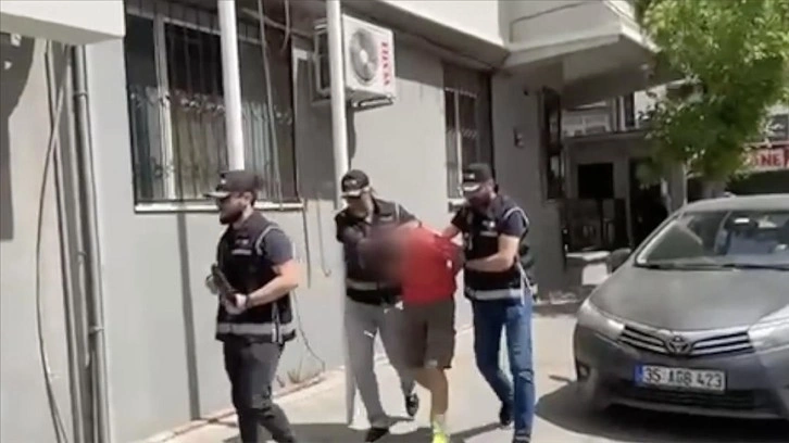 Mavi bültenle aranan şüpheli İzmir'de yakalandı