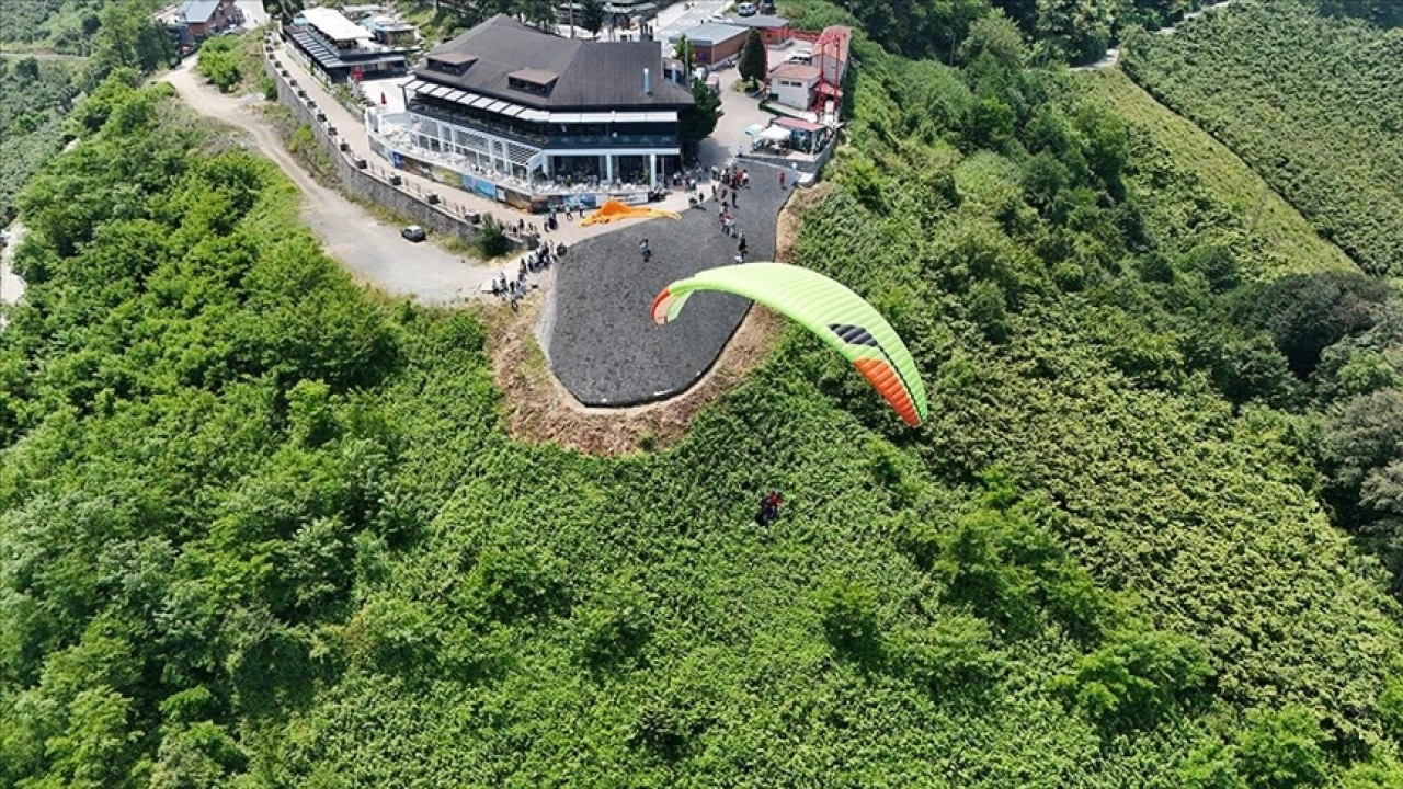 Mavi ve yeşilin buluştuğu Ordu, yamaç paraşütü tutkunlarını ağırlıyor