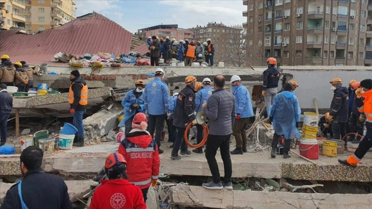 MEB'in 4 bini aşkın öğretmeni, deprem bölgesinde arama kurtarmada görev alıyor