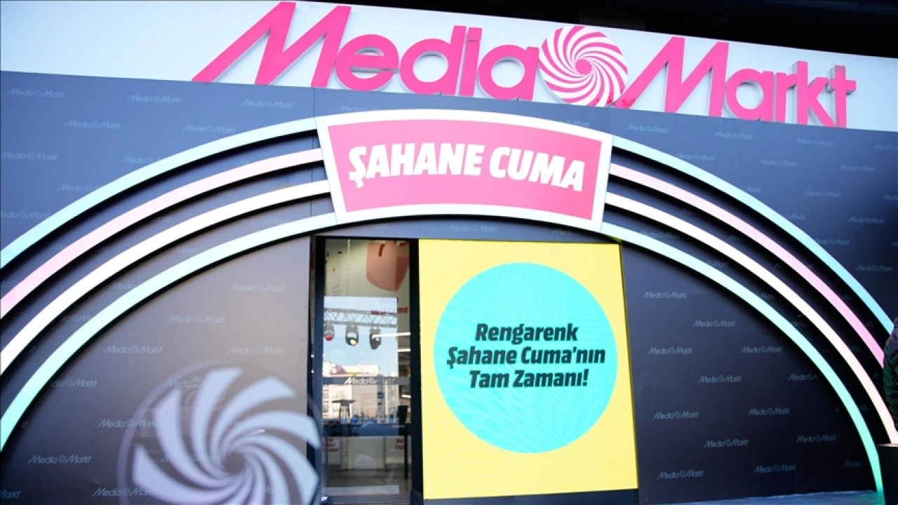 MediaMarkt Rengarenk Şahane Cuma kampanyasını "Branda Yırtma" etkinliğiyle başlattı