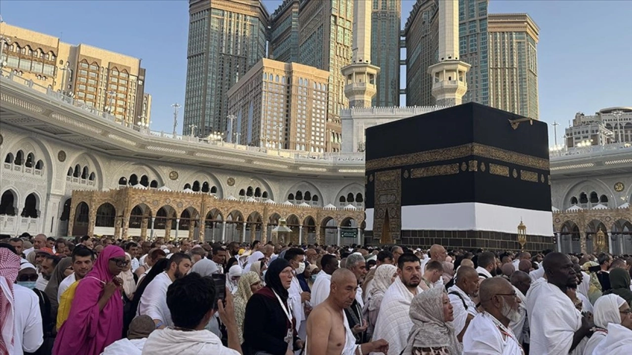 Medine'deki ziyaretlerini tamamlayan Türk hacı adayları Mekke'ye geçti