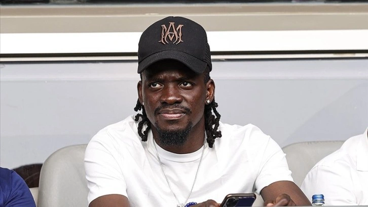 Medipol Başakşehir'de yeni transfer Bertrand Traore için imza töreni düzenlendi