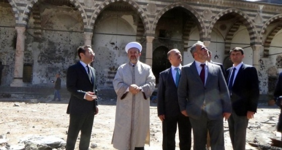 Mehmet Görmez, teröristlerin tahrip ettiği camiyi gezdi