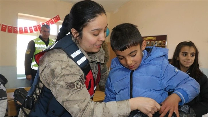 Mehmetçik Ağrı'daki köy çocuklarını kışlık kıyafetlerle mutlu etti