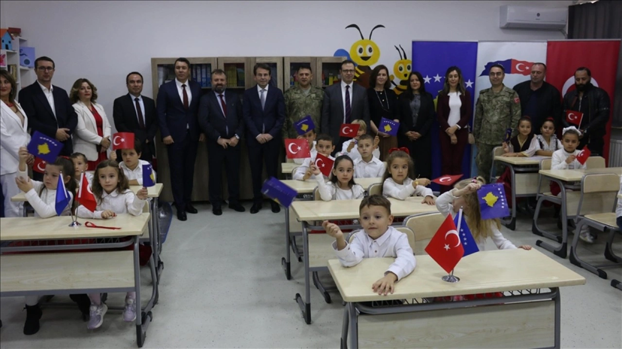 Mehmetçik Kosova'da eğitim alanındaki desteklerine devam ediyor