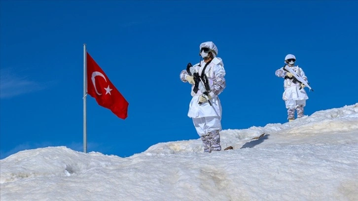 Mehmetçik zorlu hava ve arazi koşullarında vatan nöbetinde