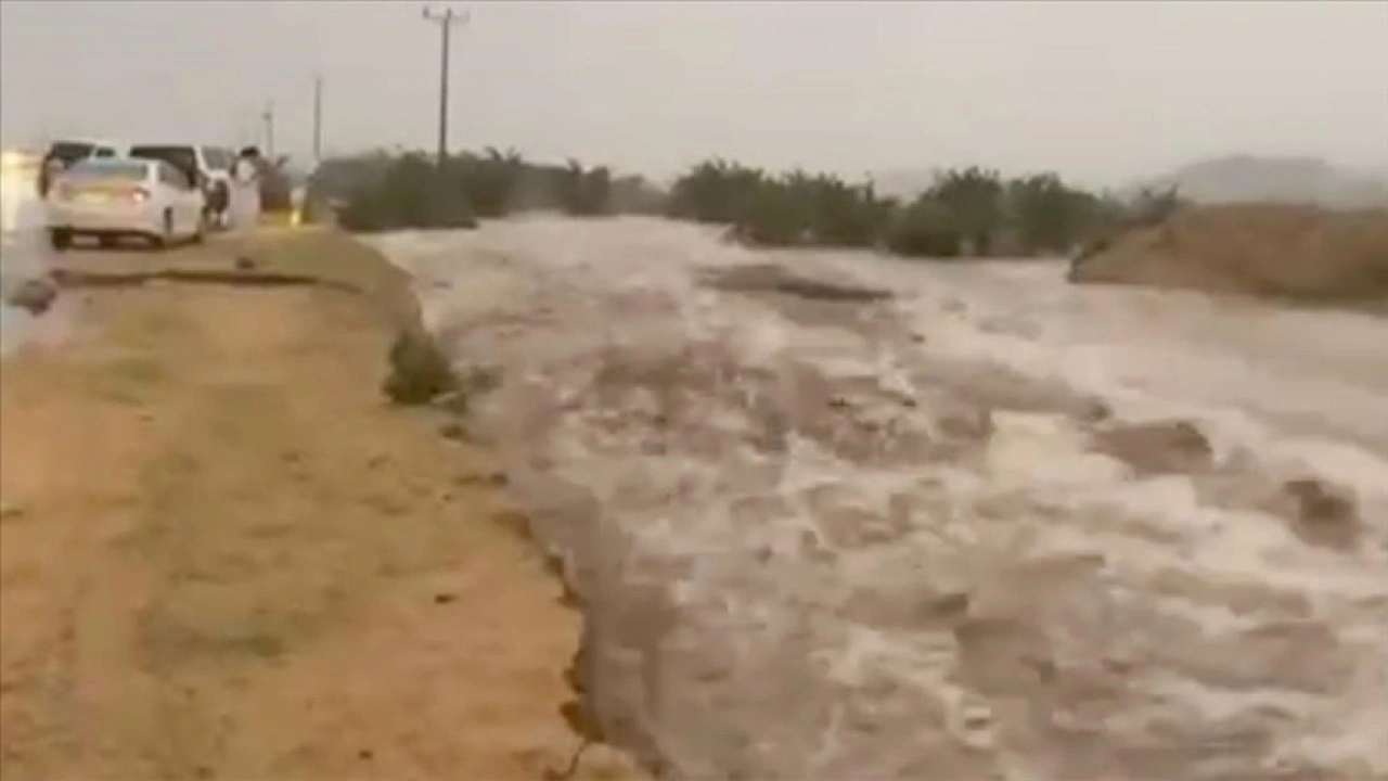 Mekke'nin güneyinde dünden beri devam eden yağışlar sele yol açtı