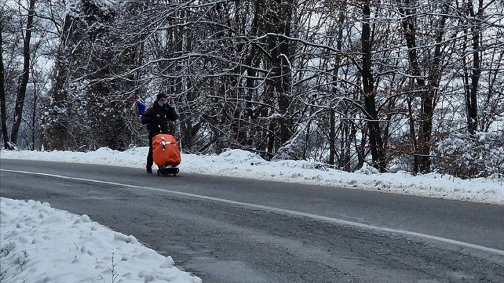 Mekke'ye ulaşmak için 6 bin kilometreden fazla yol yürüyecek