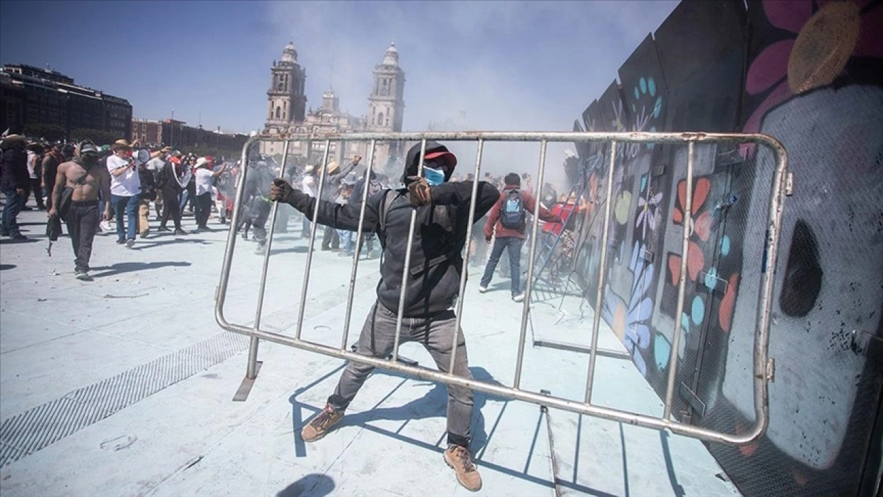 Meksika'da toplanan binlerce kişi hükümetin güvenlik politikasını protesto etti