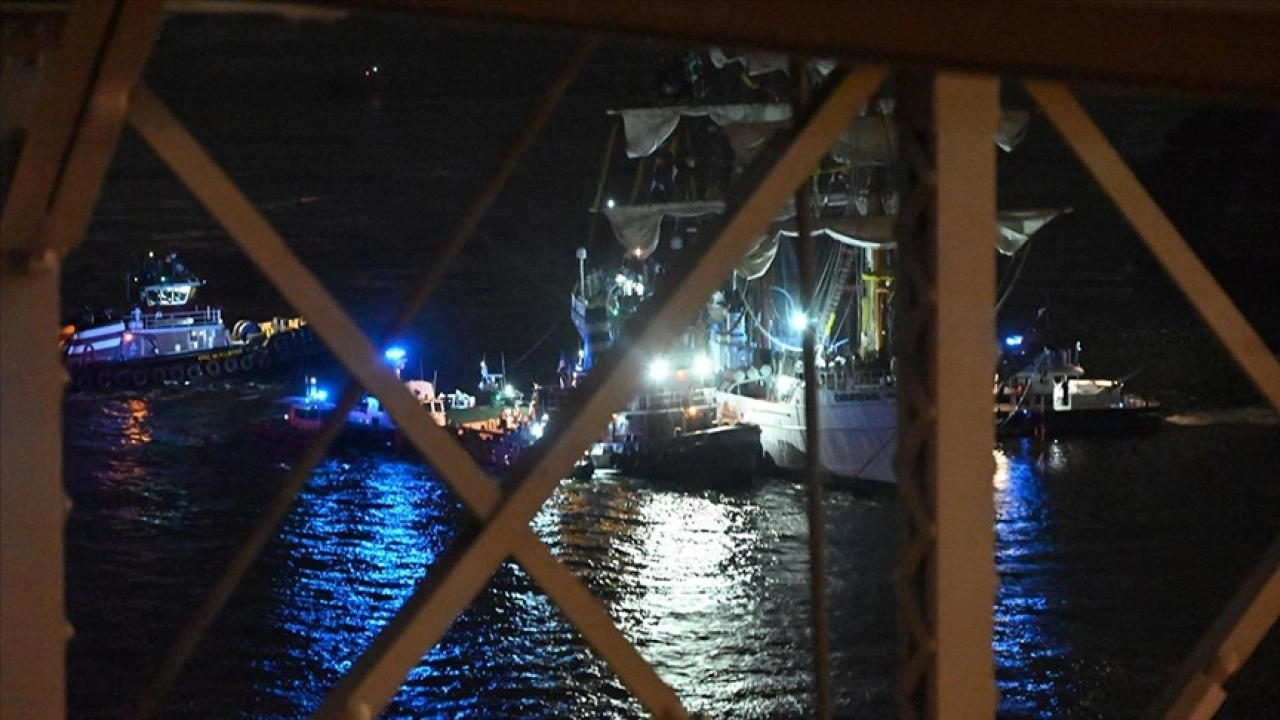 Meksika donanmasına ait geminin Brooklyn Köprüsü'ne çarpması sonucu en az 19 kişi yaralandı