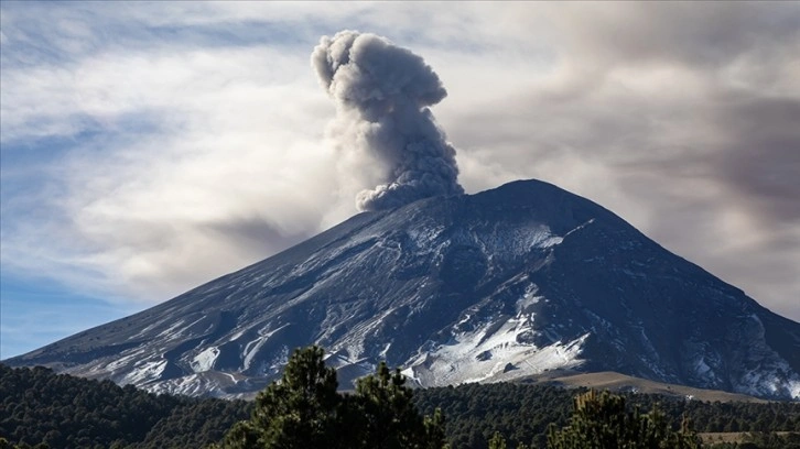 Meksika'da Popocatepetl Yanardağı'nın faaliyete geçmesi üzerine bazı uçuşlar iptal edildi