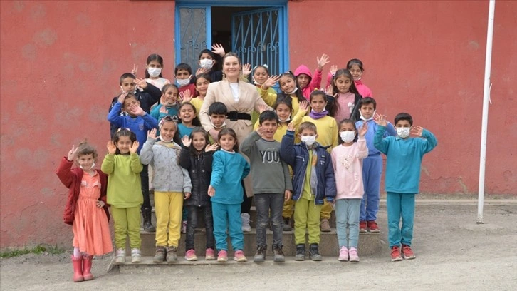 Memleketine tayin olan Alime öğretmen, Yüksekova özlemine dayanamadı