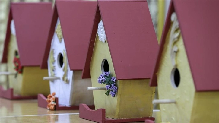 'Merhamet Mektebi' öğrencileri yaptıkları kuş evlerini parklara asacak
