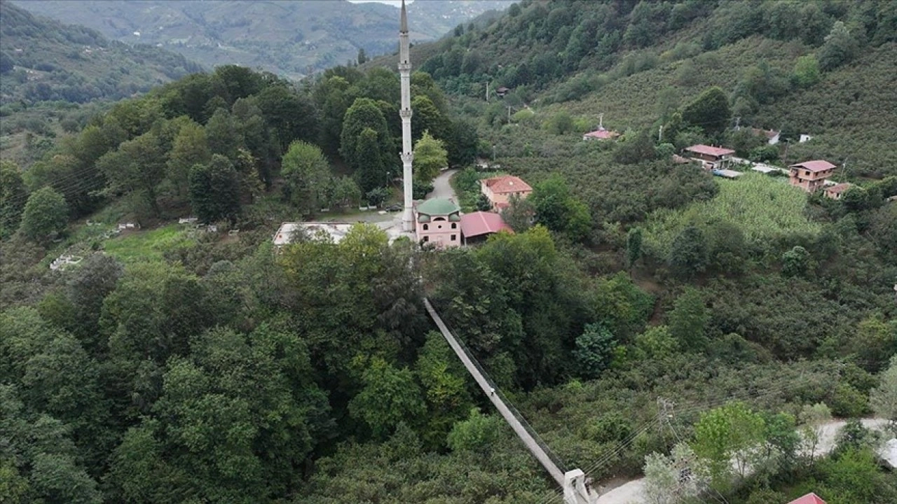 Merhum babasının isteğini yerine getirdi, camiye kolay ulaşmak için asma köprü yaptı