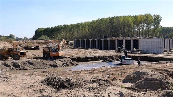 Meriç Nehri'ne kurulan santralde aralık itibarıyla elektrik üretilmesi hedefleniyor