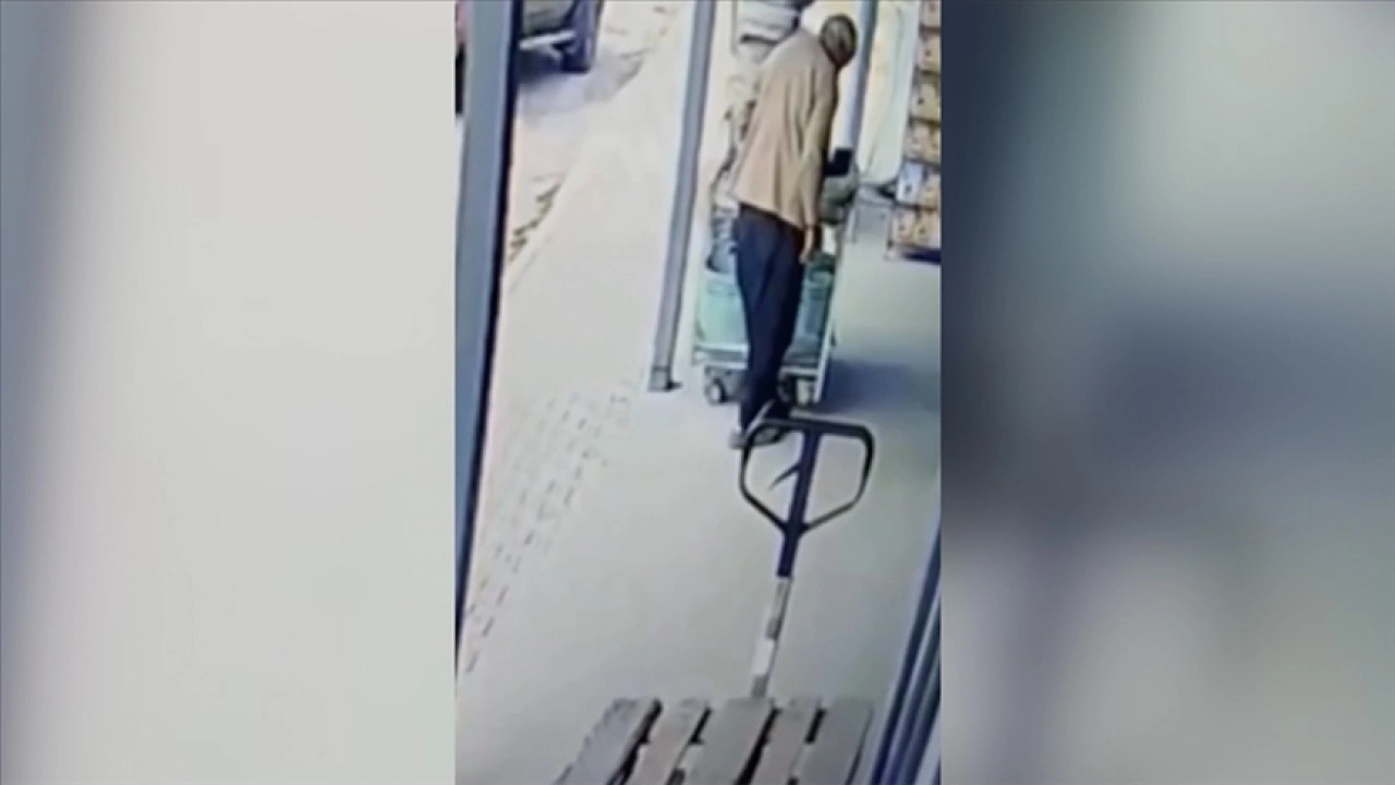 Mersin'de bir &ccedil;ift&ccedil;inin &ccedil;amurlu ayakkabısını &ccedil;ıkararak markete girmesi kameraya yansıdı