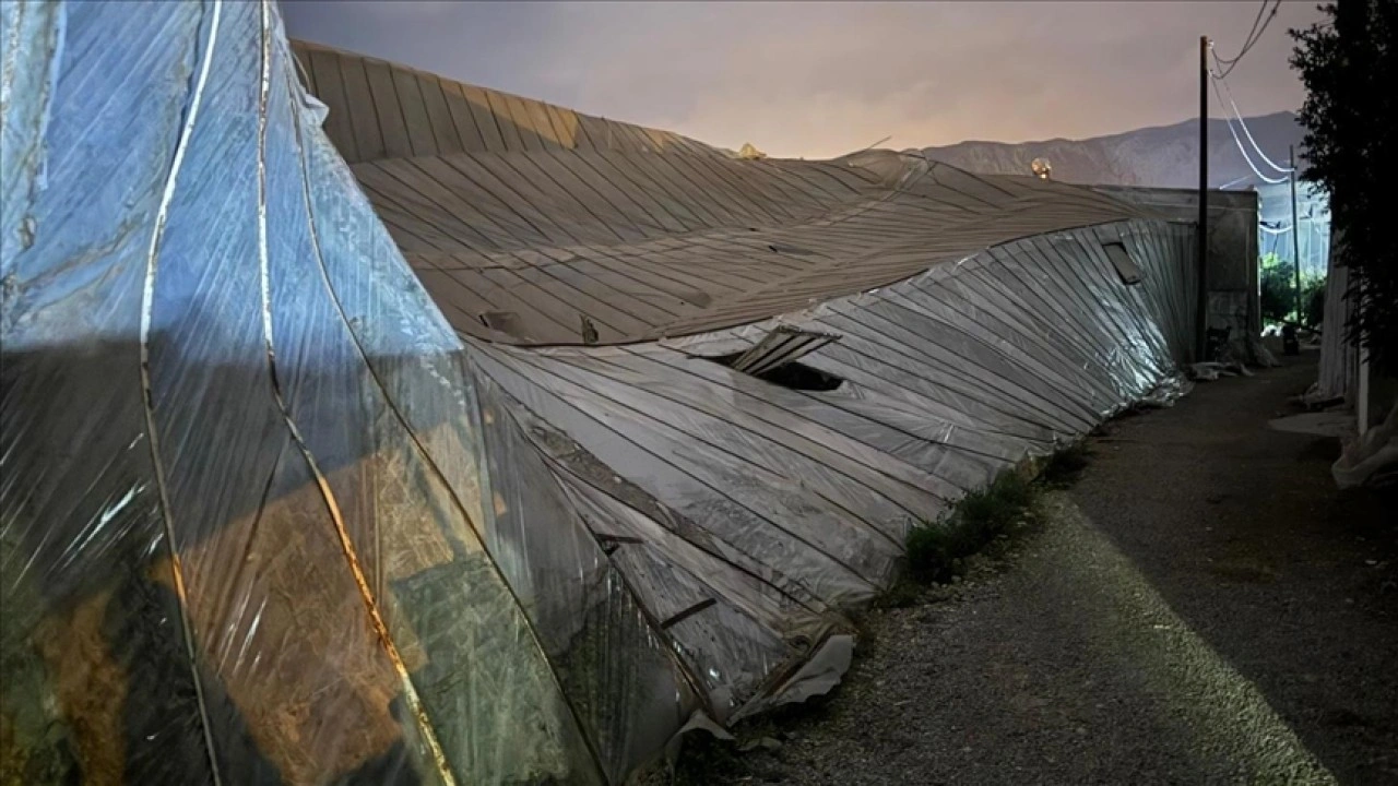 Mersin'de oluşan hortum 30 seraya zarar verdi