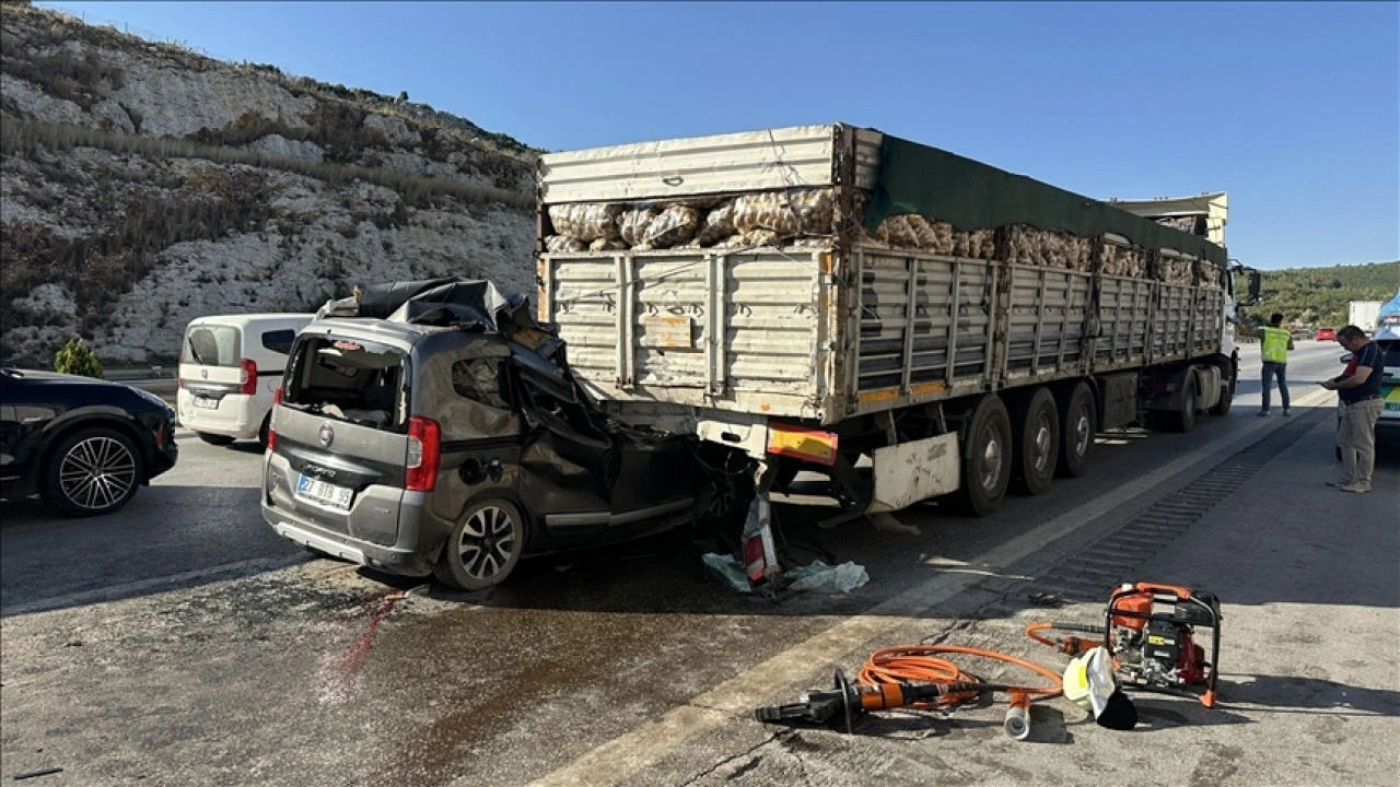 Mersin'de tıra çarpan hafif ticari araçtaki 1'i çocuk 5 kişi öldü