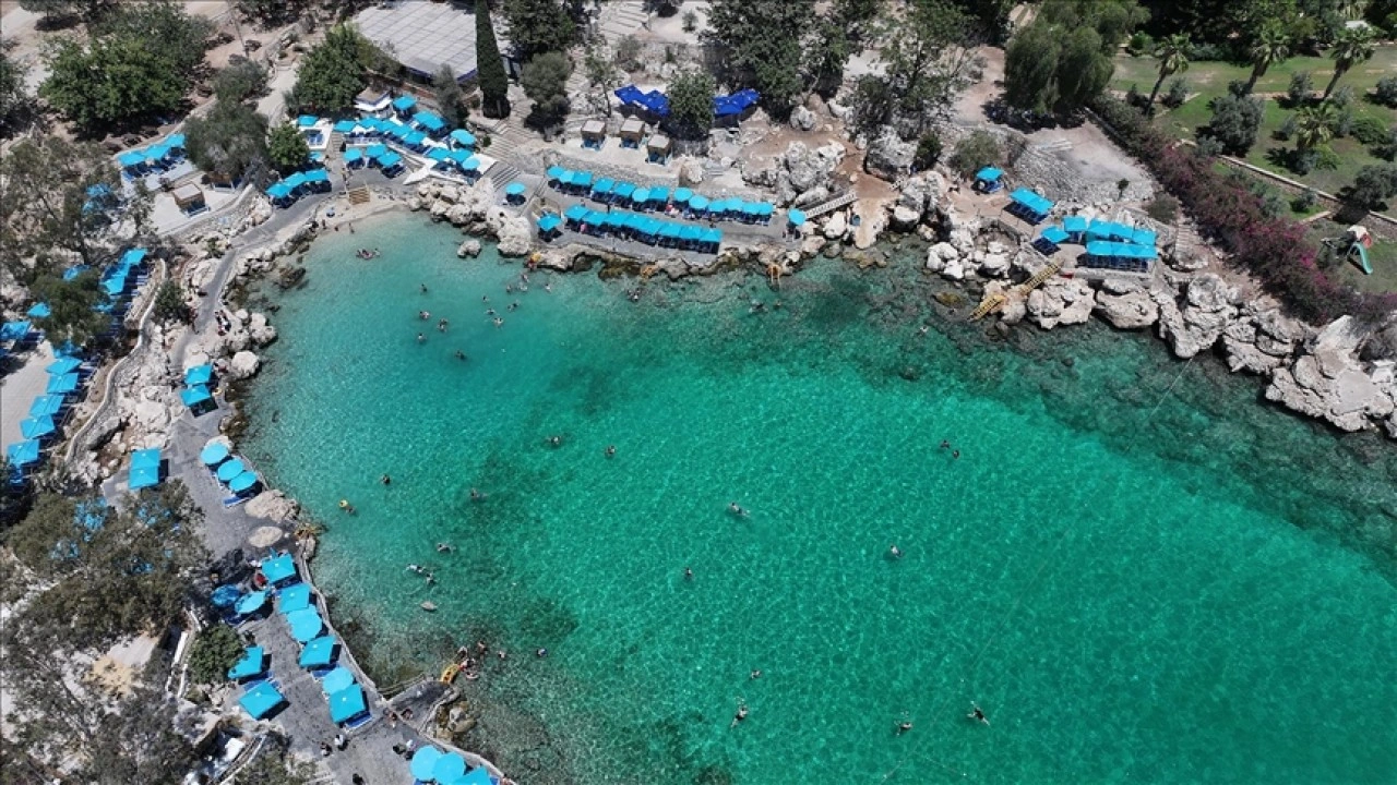Mersin'deki Yapraklı Koy denizde "havuz keyfi" yapmak isteyenleri ağırlıyor