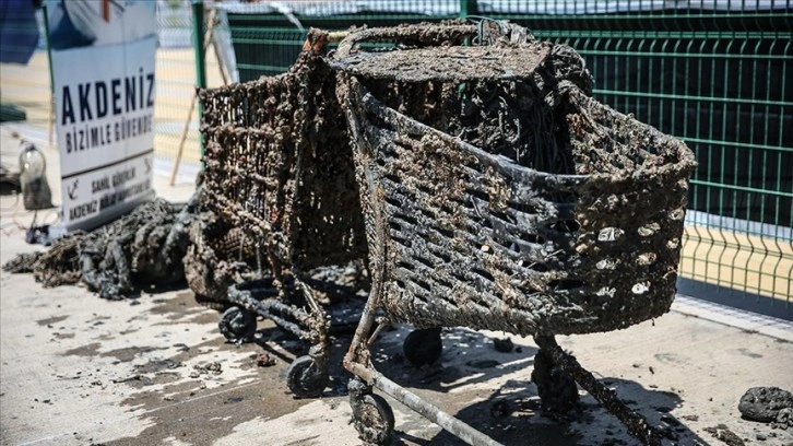 Mersin'de deniz dibinden alışveriş sepeti, halat ve çanak anten çıktı