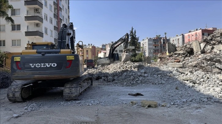 Mersin'de kontrollü yıkımı yapılan binadan kopan molozlar yola saçıldı
