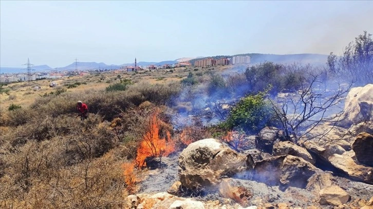 Mersin'de makilik alanda çıkan yangın söndürüldü