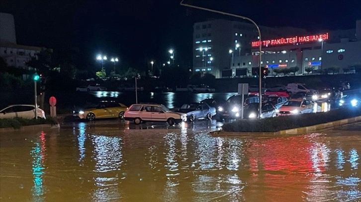 Mersin'de sağanak, hayatı olumsuz etkiledi