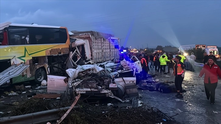 Mersin'deki zincirleme trafik kazasında ölü sayısı 11'e çıktı