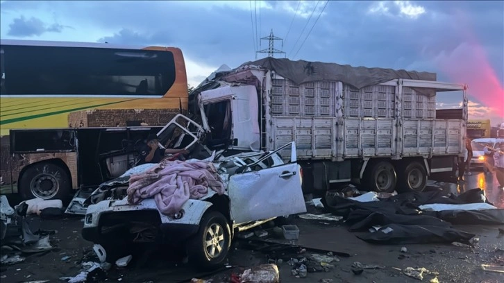 Mersin'deki zincirleme trafik kazasında ölü sayısı 12'ye çıktı