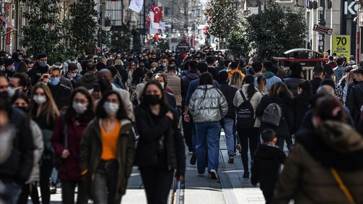 Mesafenin korunamadığı açık alanlarda da maske takılması önerisi