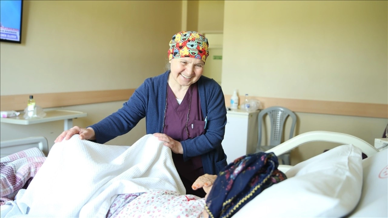 Mesleğine tutkun 62 yaşındaki hemşire kendini hastalara adadı