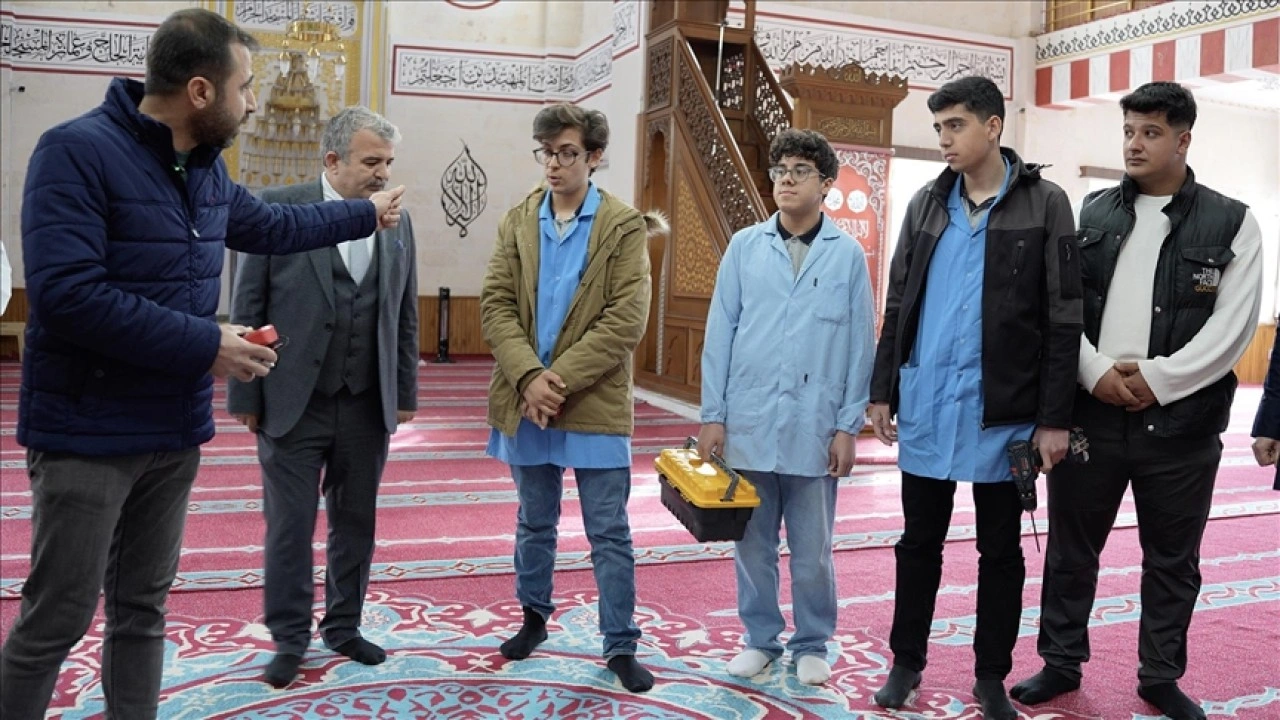 Meslek lisesi &ouml;ğrencileri ramazanda camilerin bakım ve onarımını yapıyor