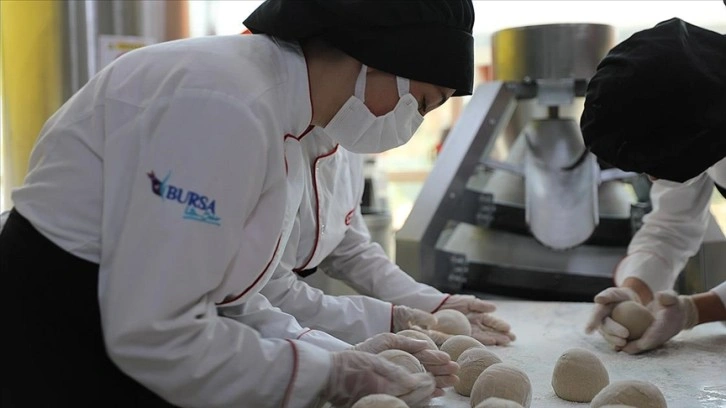 Meslek lisesinin fırınında unlu mamul üreterek ekmek kültürünü öğreniyorlar