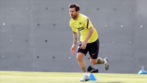 Messi, Barcelona'da kalma kararını kulüp yönetimini eleştirerek açıkladı