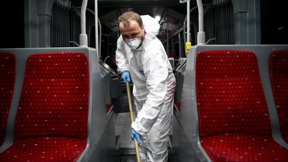 Metrobüsleri onlar temizliyor