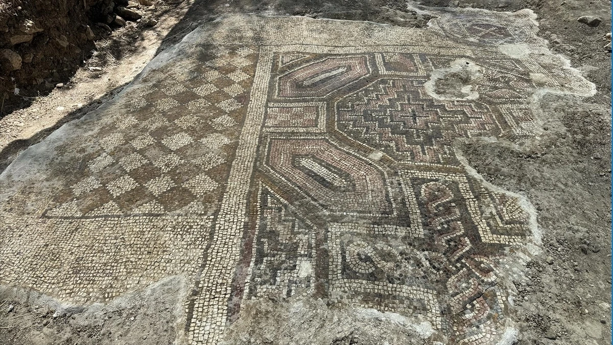 Mezar kazarken bulunan mozaikte içinde haç motifi bulunan 'Davud Yıldızı' sembolü tespit edildi
