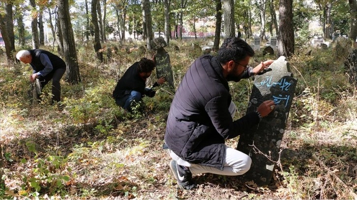 Mezar taşlarından tarihin izini sürmek için köy köy geziyorlar