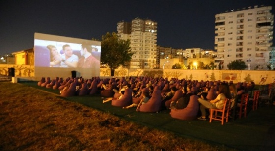 Mezitli'de yazlık sinema keyfi