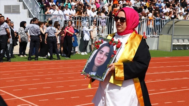 Mezuniyet töreninde öğrenciler depremde hayatını kaybeden arkadaşlarının fotoğrafıyla yürüdü