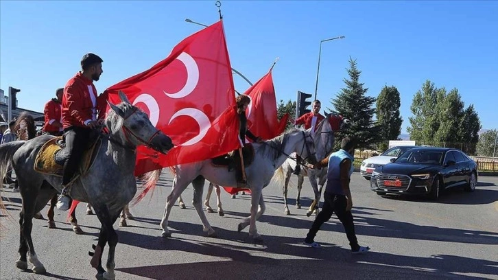 MHP Genel Başkanı Bahçeli'yi Erzurum'da atlı ciritçiler karşıladı