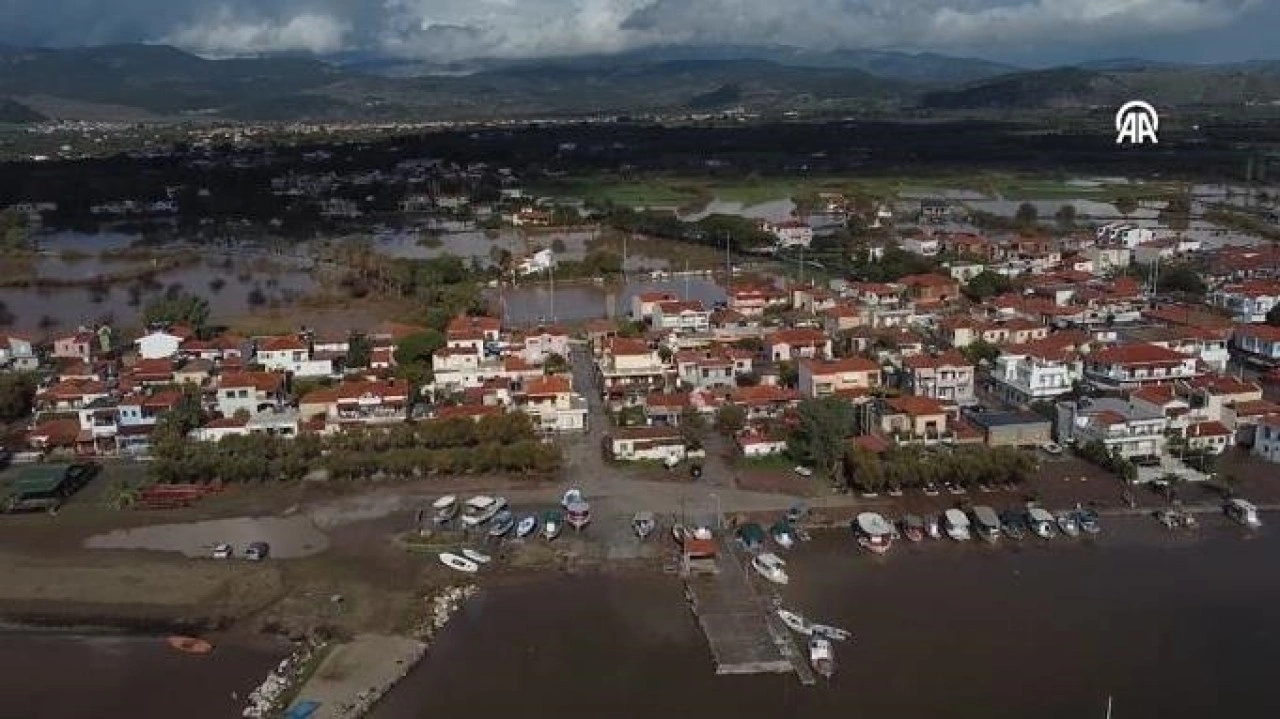 Midilli Adası'ndaki sel birçok ev ve iş yerini sular altında bıraktı