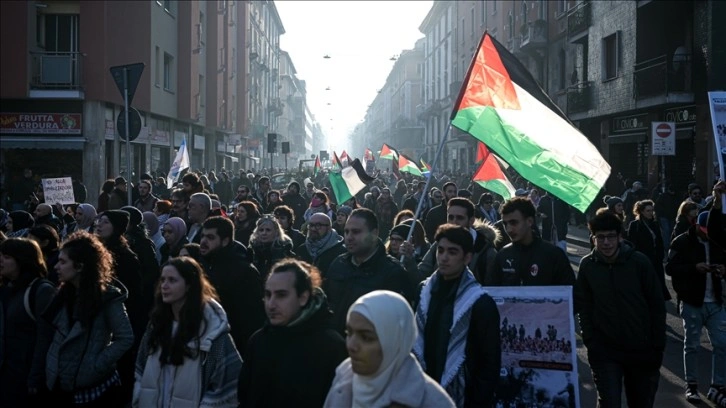 Milano'da binlerce kişi Filistin için yürüdü