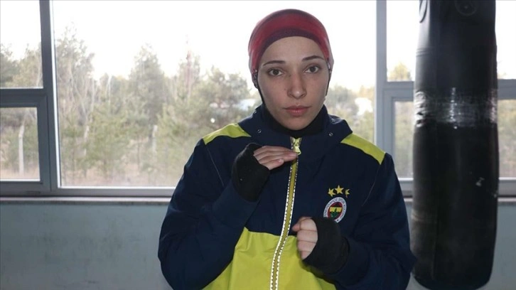 Milli boksör Rabia Topuz, depremin izini yumruklarıyla silmeye çalışıyor