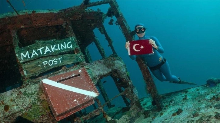 Milli dalgıç Ercümen, Cumhurbaşkanı Erdoğan'a denizin altından kartpostal gönderdi