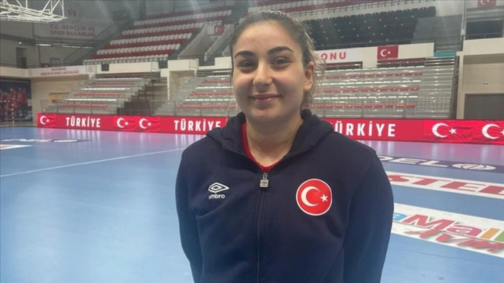 Milli hentbolcu Beyza Karaçam, İsveç'e transfer olduğu için mutlu