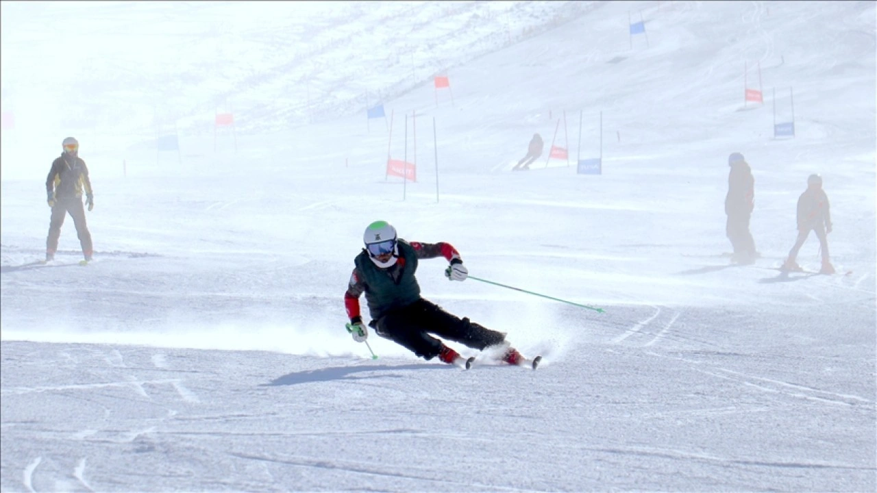 Milli kayak&ccedil;ı B&uuml;nyamin &Ccedil;elik olimpiyat hayaliyle yoğun &ccedil;alışıyor