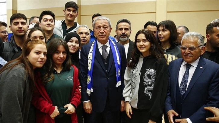 Milli Savunma Bakanı Akar, eski okulu
